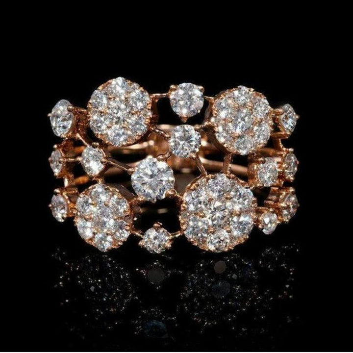 Antiker Ring aus Roségold mit glänzenden Steinen