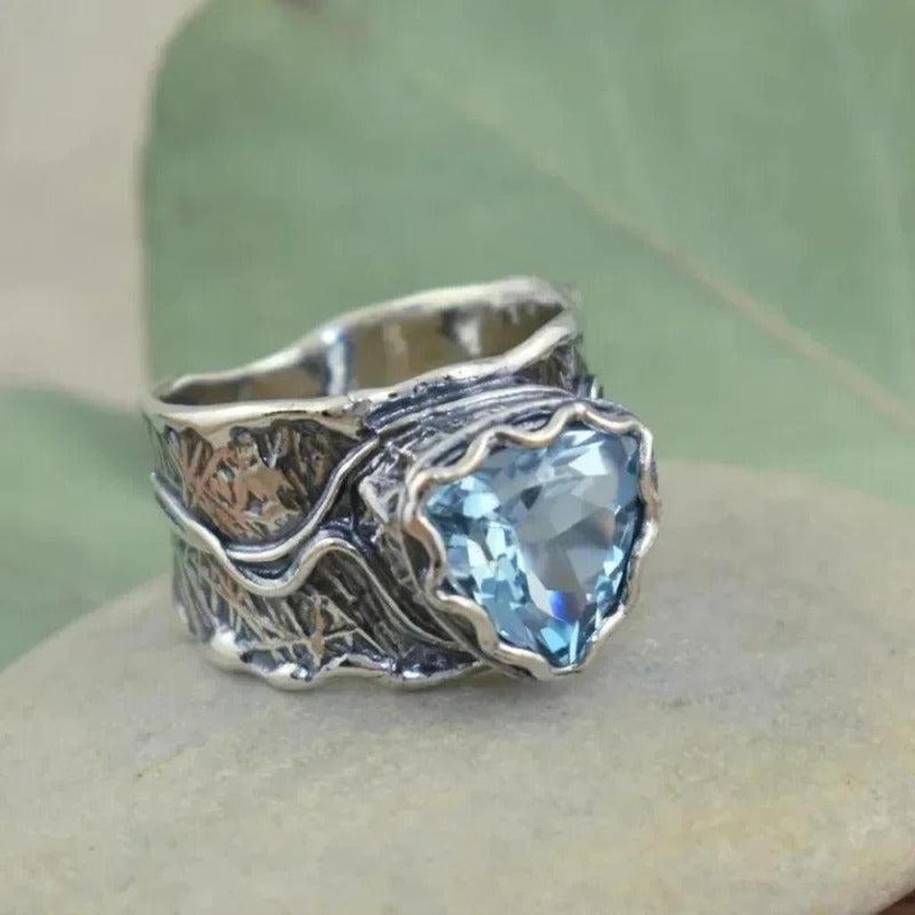 Antiker Ring aus Weissgold und blauem Kristall