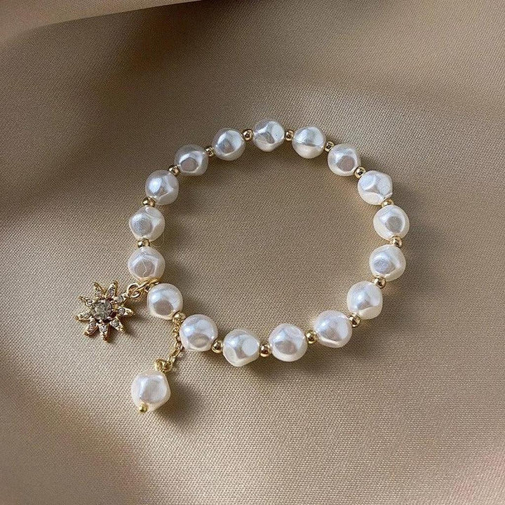 Armband mit Medaillon aus Weissgold, Gänseblümchen und Sonnenblume