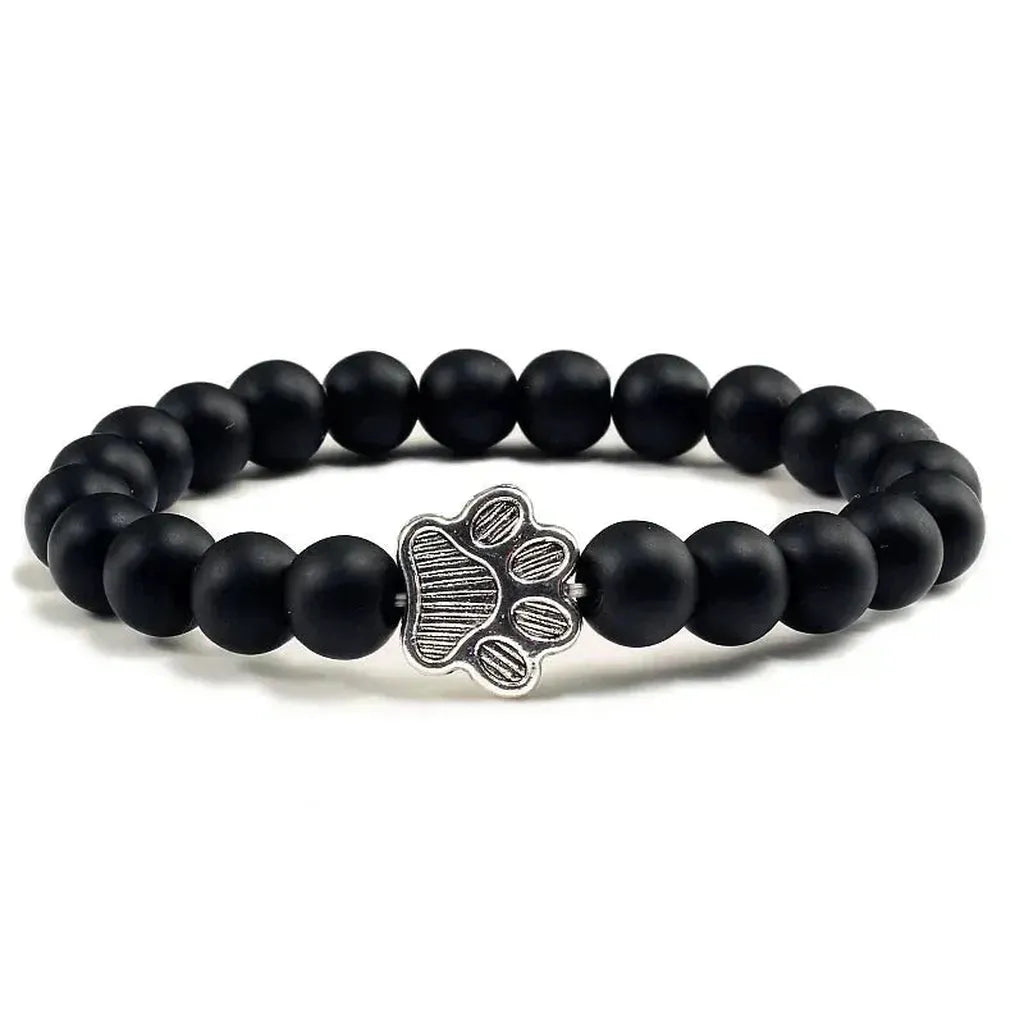 Armband mit pfotenförmigen Perlen aus Naturstein