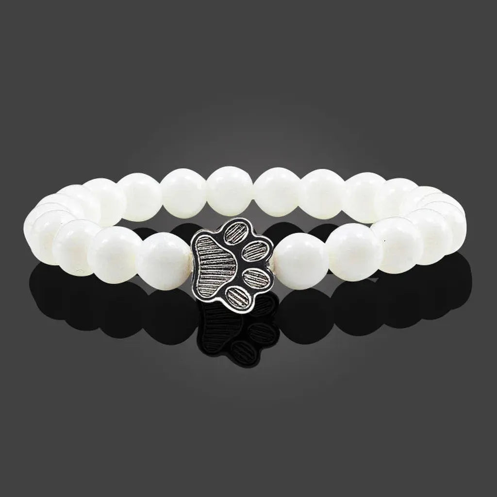 Armband mit pfotenförmigen Perlen aus Naturstein
