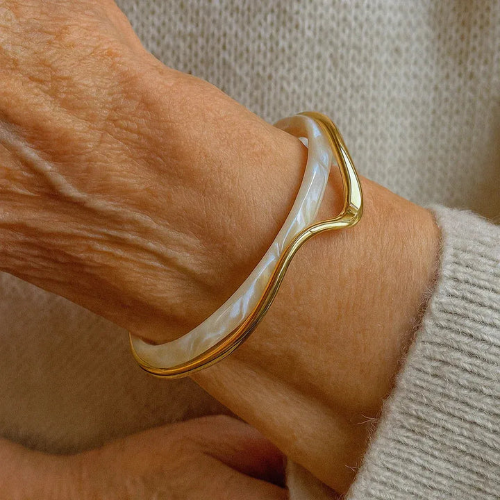 Elegantes offenes Armband in weissem Emaille und Gold