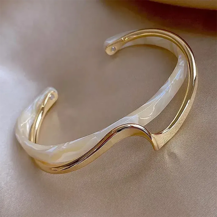 Elegantes offenes Armband in weissem Emaille und Gold