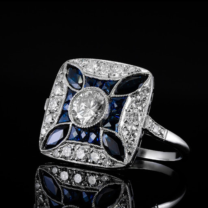 Glänzender Ring mit dunkelblauem Brillanten