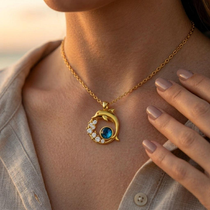 Goldene Halskette mit Delfin und Kristall