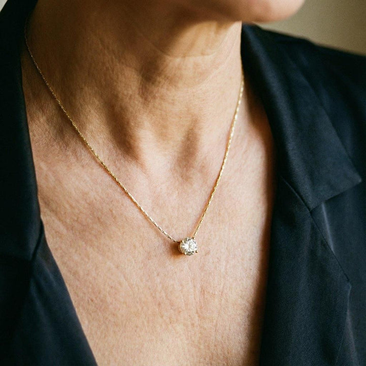 Goldene Halskette mit Diamanten