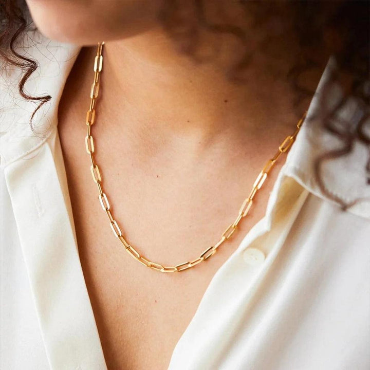 Goldene Halskette mit klassischer Kette