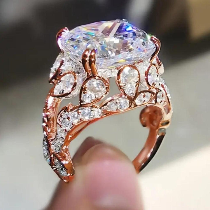 Goldener Vintage-Ring mit Glasstein