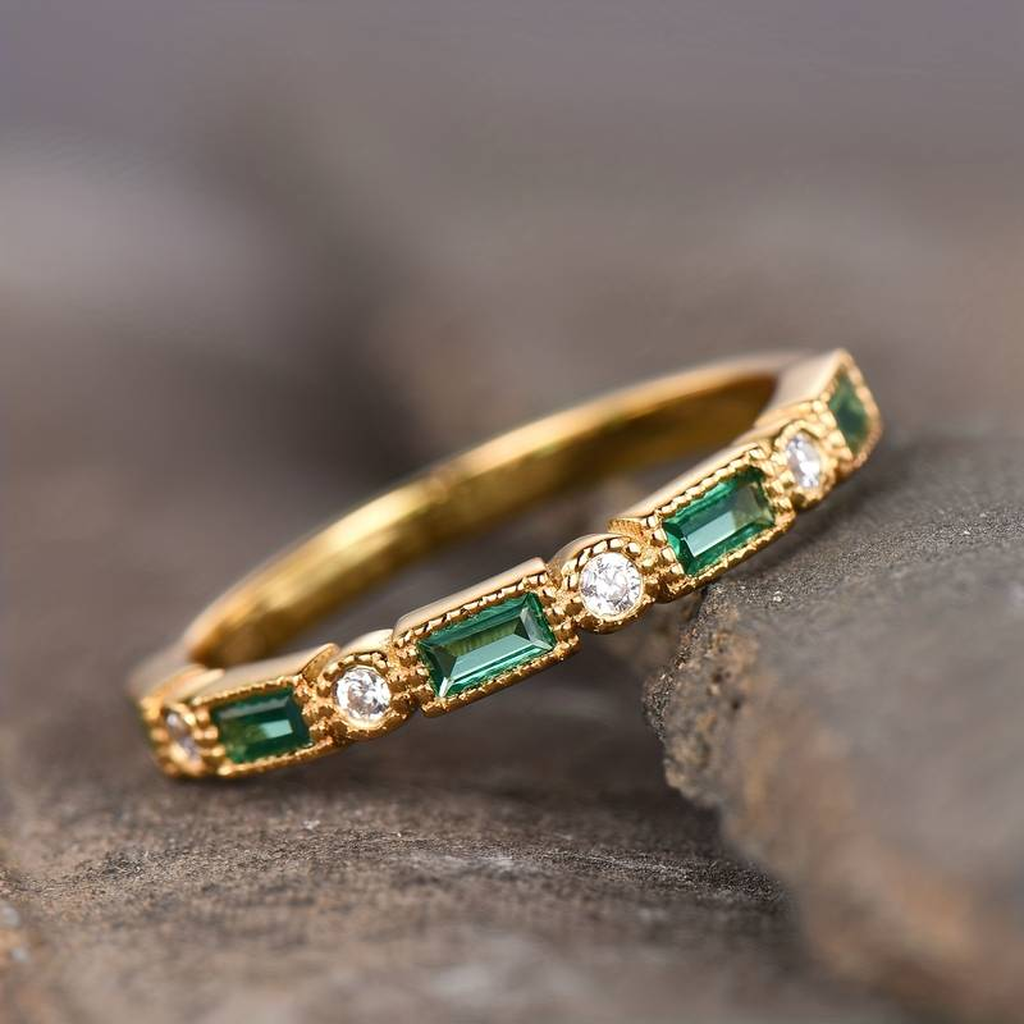 Grüner Retro-Ring mit Brillant- und Goldelementen