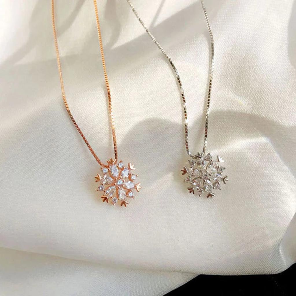 Halskette aus Kristall mit glänzendem Schnee in Gold und Weissgold