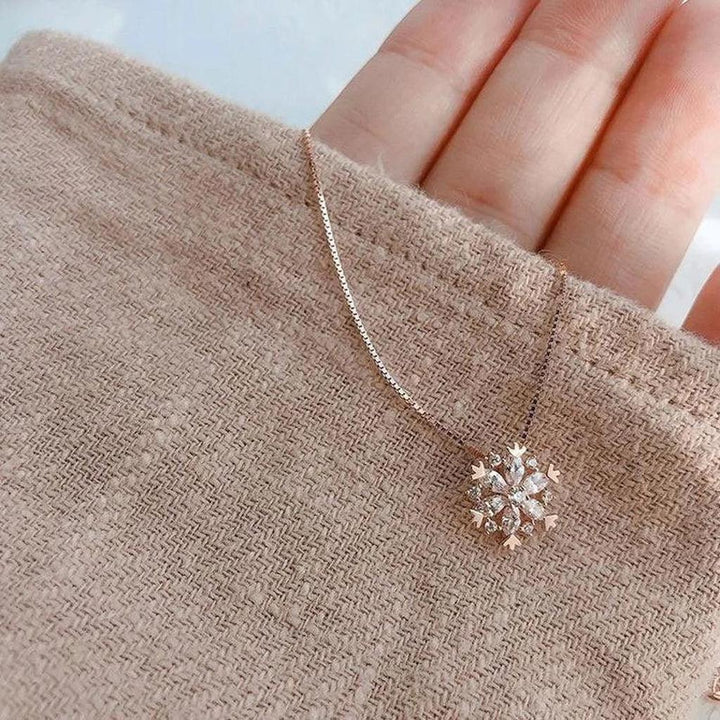 Halskette aus Kristall mit glänzendem Schnee in Gold und Weissgold
