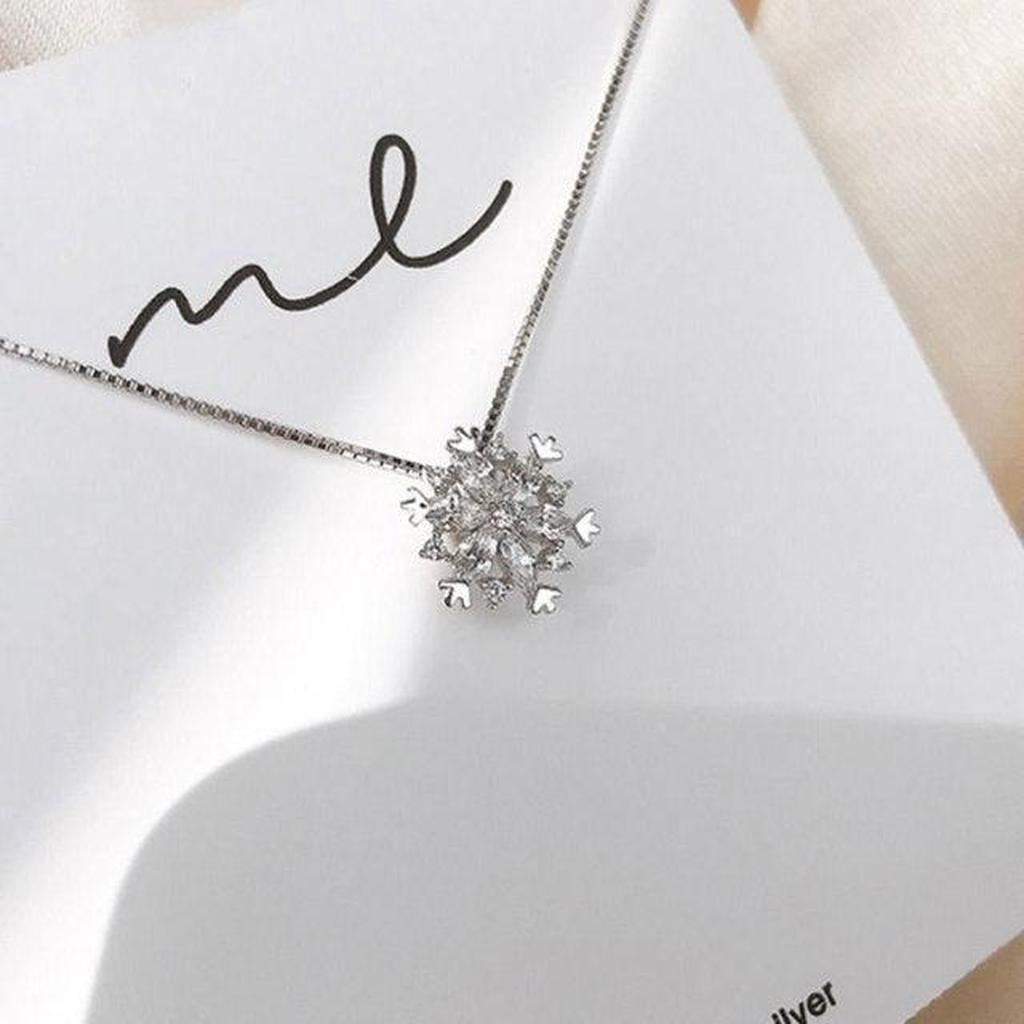 Halskette aus Kristall mit glänzendem Schnee in Gold und Weissgold