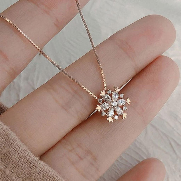 Halskette aus Kristall mit glänzendem Schnee in Gold und Weissgold