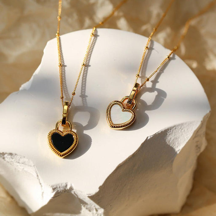 Halskette mit schwarz-weissem Herzanhänger in Gold