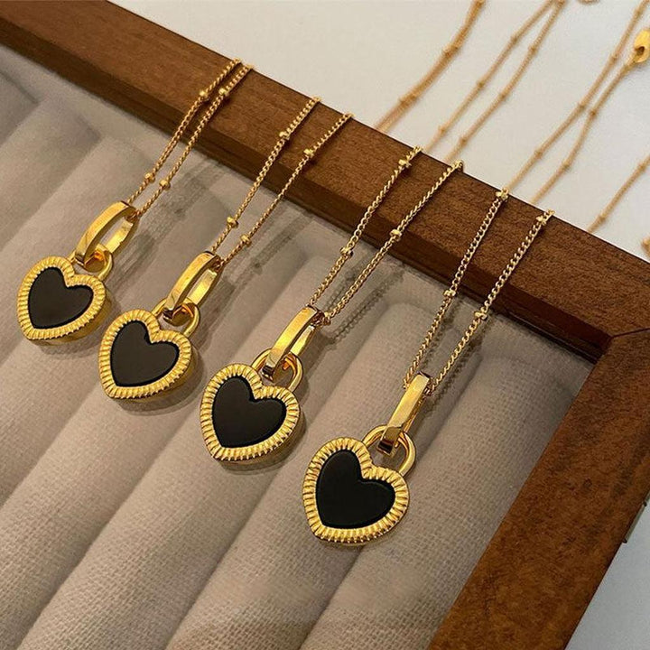 Halskette mit schwarz-weissem Herzanhänger in Gold