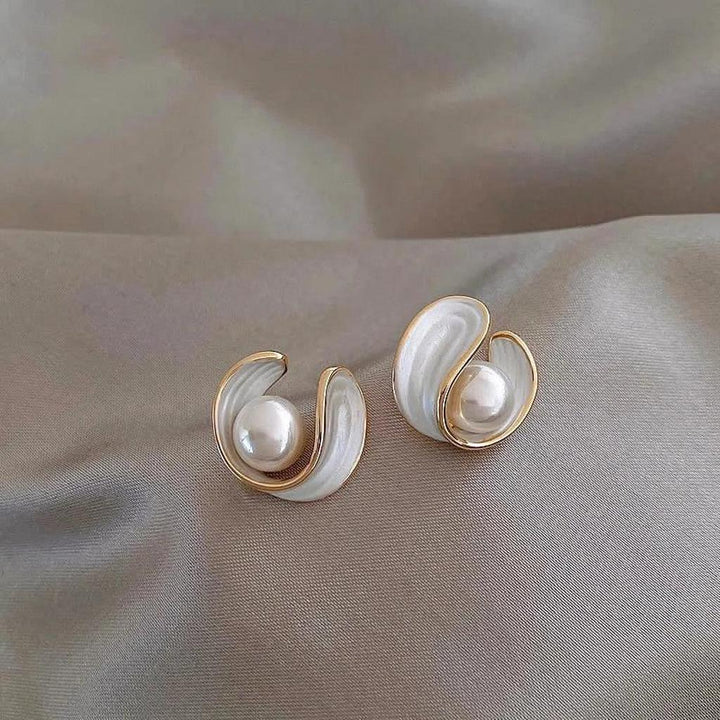 Hängende Ohrringe aus Gold mit weissem Opal und Margerite
