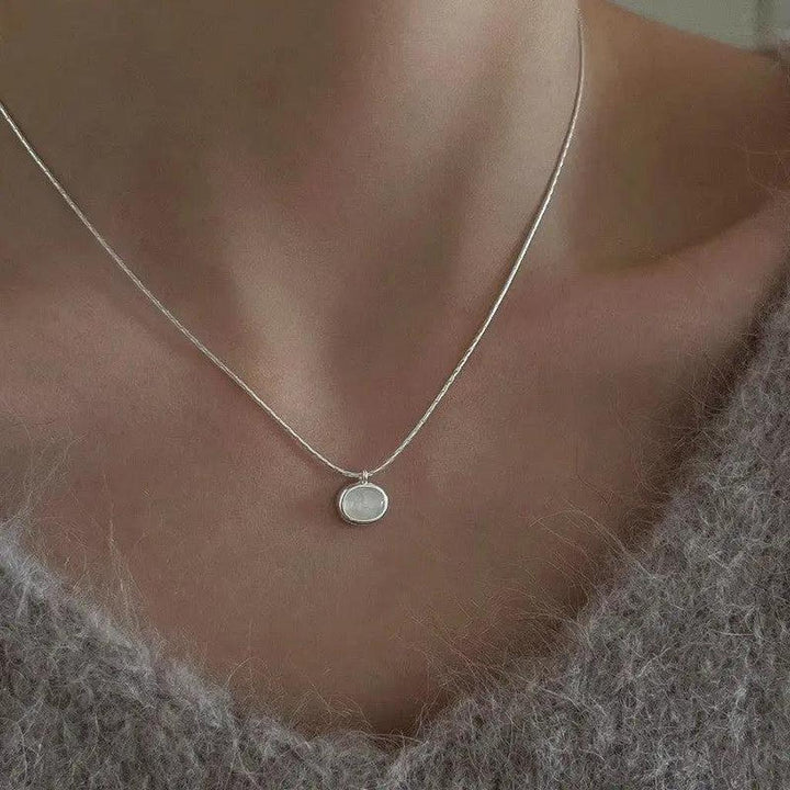 Klassische Halskette mit einzigartigem Anhänger in Weissgold
