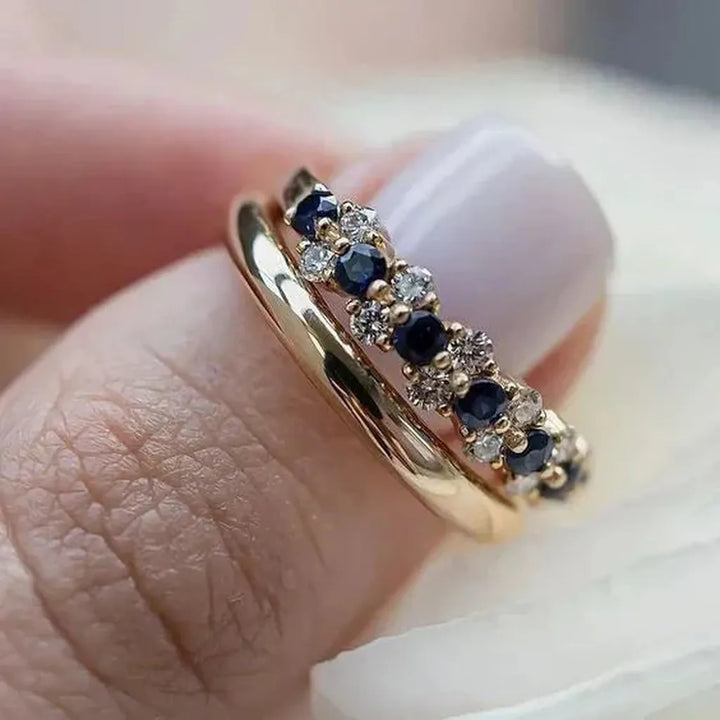 Klassischer goldener Ring mit blauen Brillanten