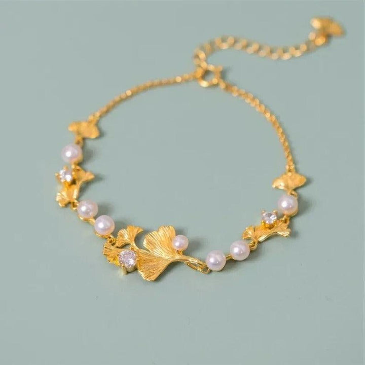 Klassisches goldenes Armband mit Ginkgo-Blättern und Margeriten