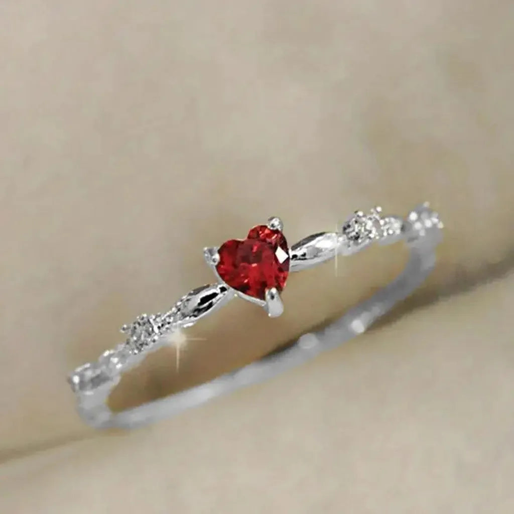 Ring mit rotem Herzstein