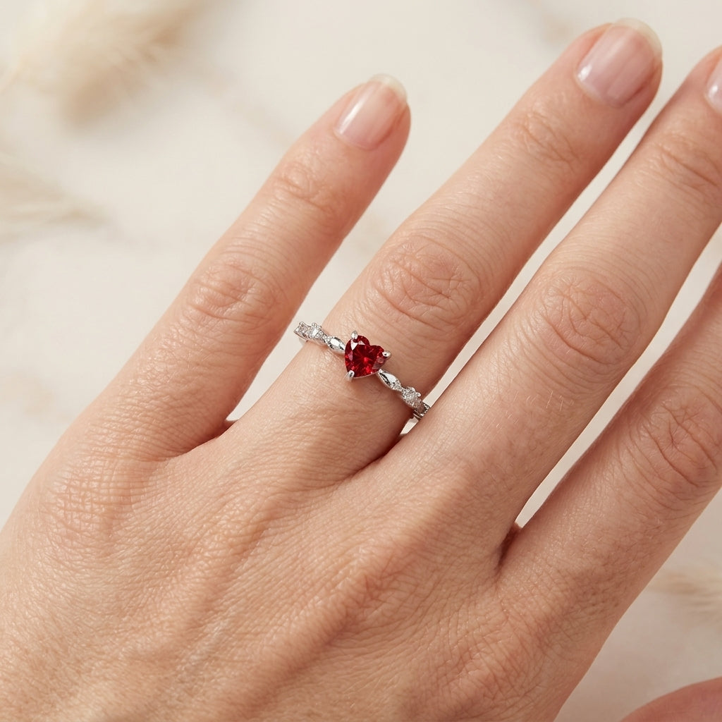 Ring mit rotem Herzstein