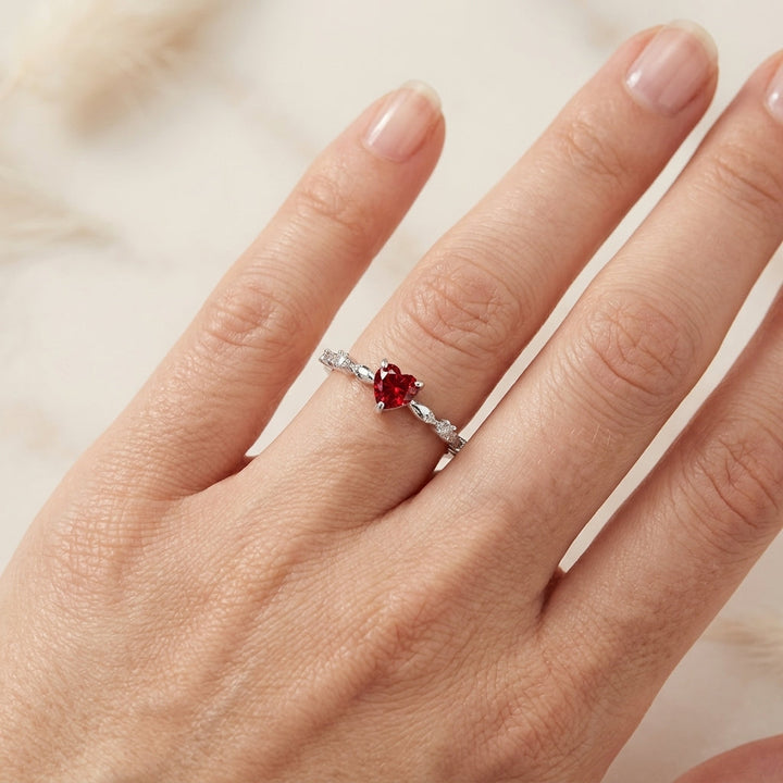 Ring mit rotem Herzstein