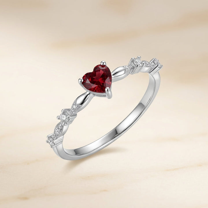 Ring mit rotem Herzstein