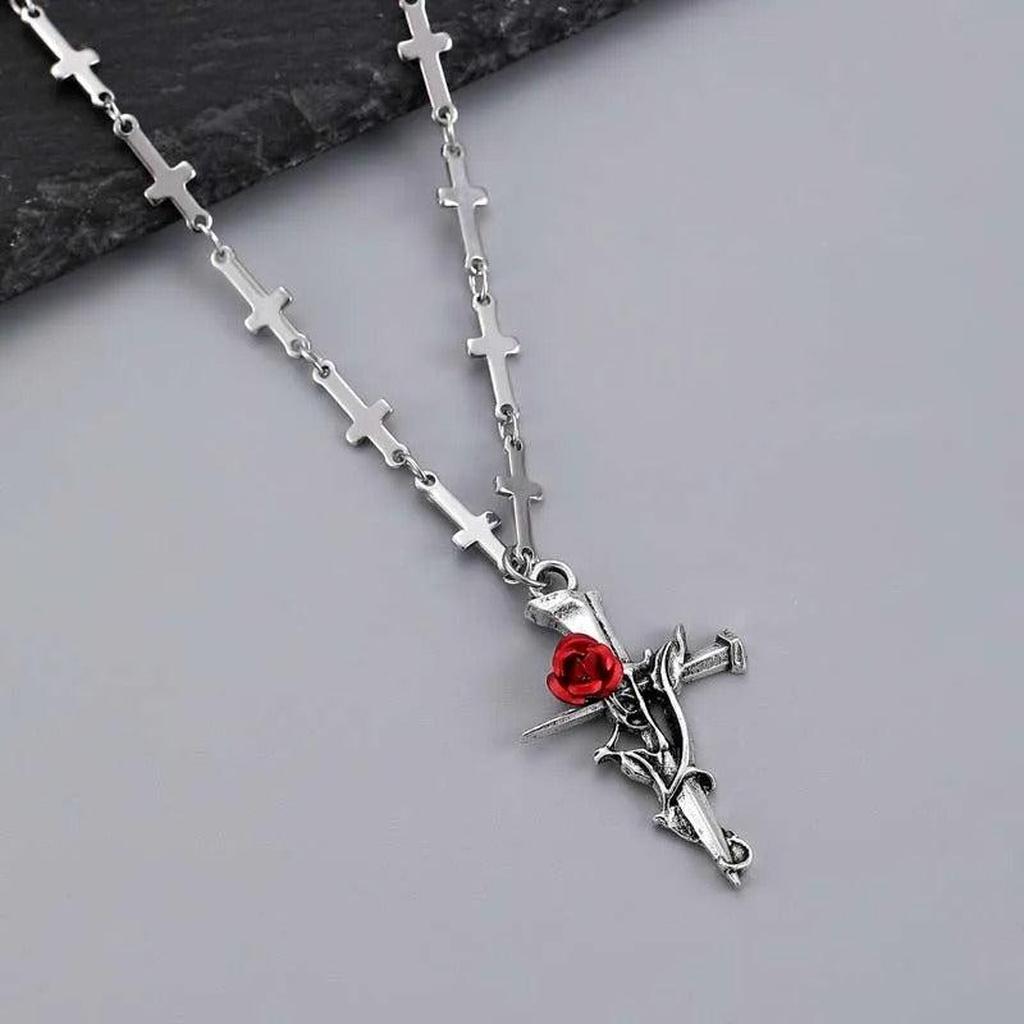 Kreuzanhänger aus Weissgold mit roten Rosen