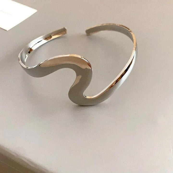 Offenes gewelltes Armband mit Drehung in Vintage-Weissgold