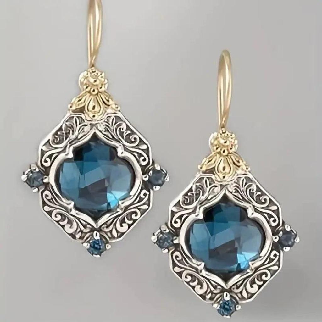 Ohrringe aus blauen Kristallen in Gold und Weissgold