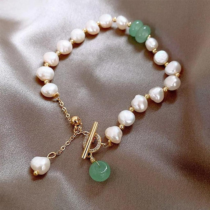 Retro-Armband mit Margeriten und grünen Edelsteinen mit goldenen Details