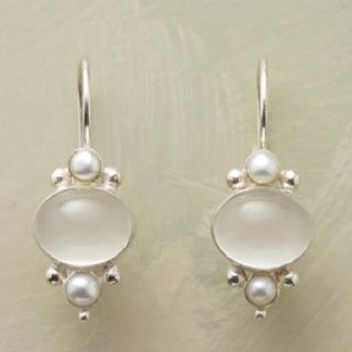 Retro-Ohrringe mit weissem Kristall und Margerite