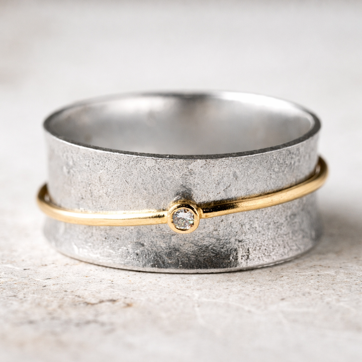 Retro-Ring aus Weissgold mit Brillanten und Goldfaden