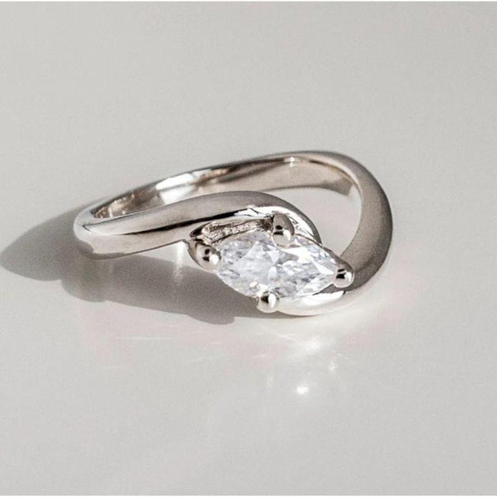 Retro-Ring aus gewelltem Weissgold mit Brillanten