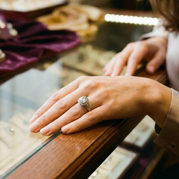 Retro-Ring in Weissgold mit Kristall