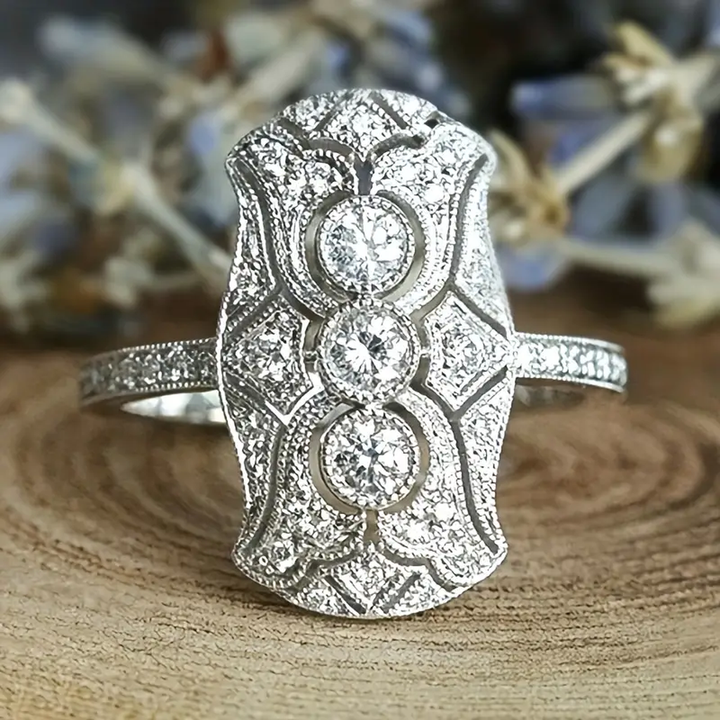 Retro-Ring in glänzendem Weissgold