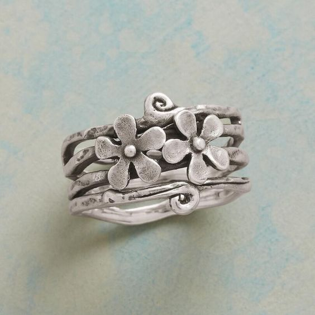 Retro-Ring mit Blumen in Weissgold