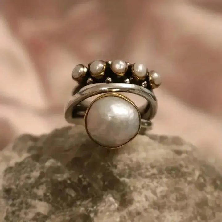 Retro-Ring mit Krone in Weissgold und Perlen