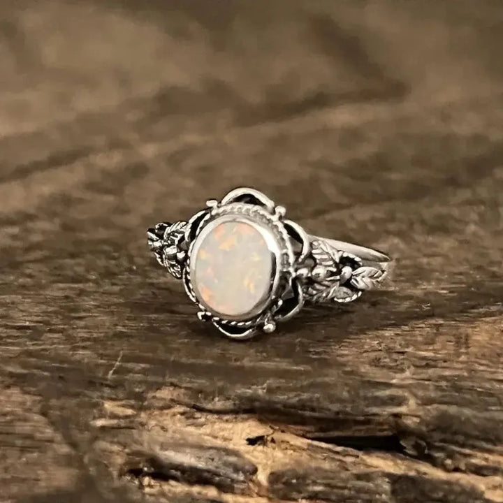 Retro-Weissgoldring mit Blumen und Opal