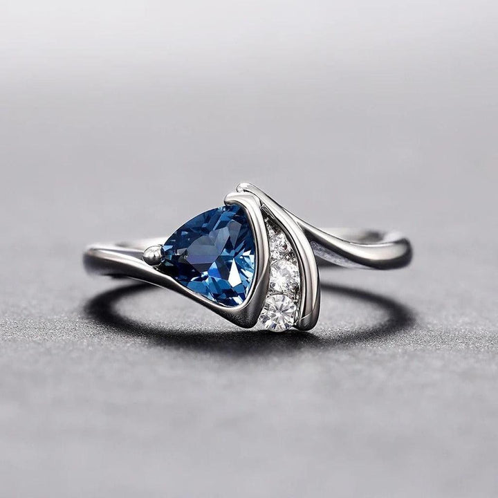 Retro-Weissgoldring mit dreieckigem blauem Stein