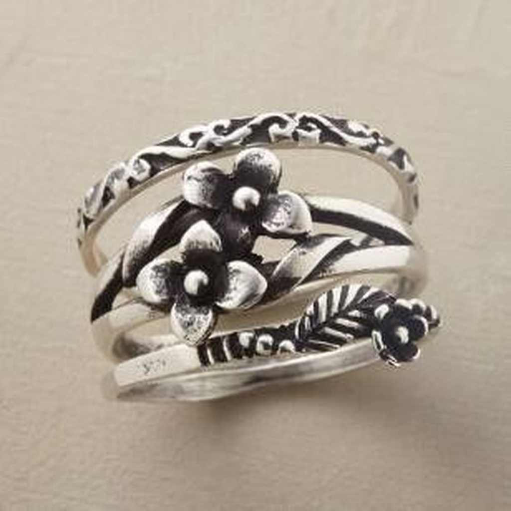 Retro-Weissgoldring mit mehrreihigen Blumen