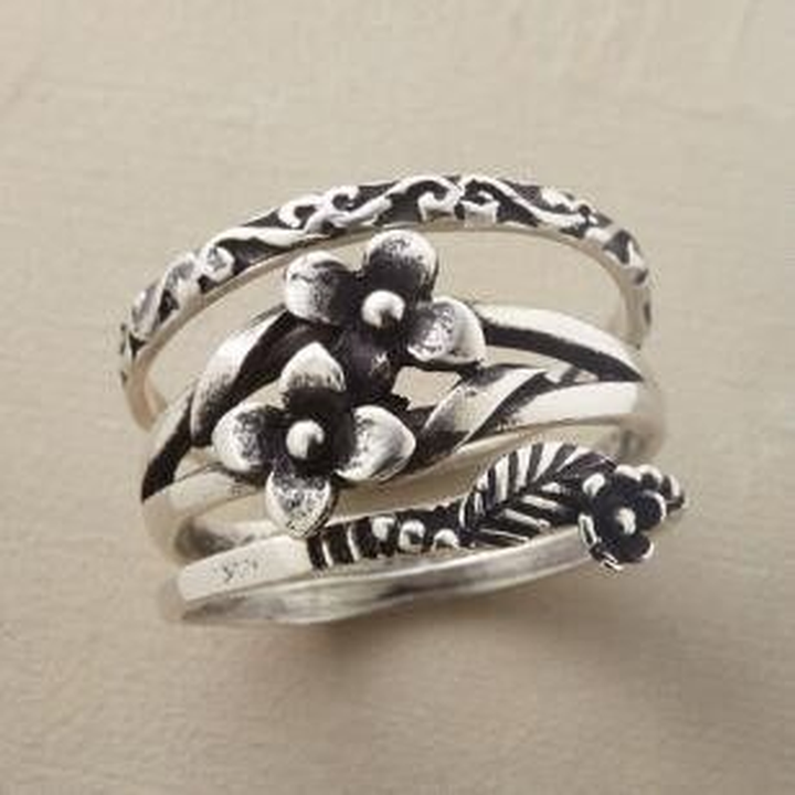 Retro-Weissgoldring mit mehrreihigen Blumen