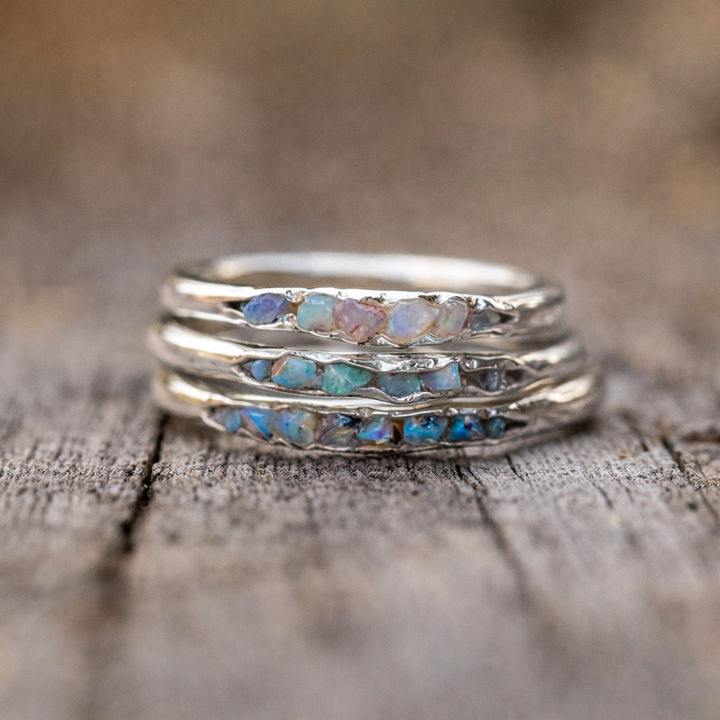Retro-Weissgoldring mit mehrreihigen blauen Steinen