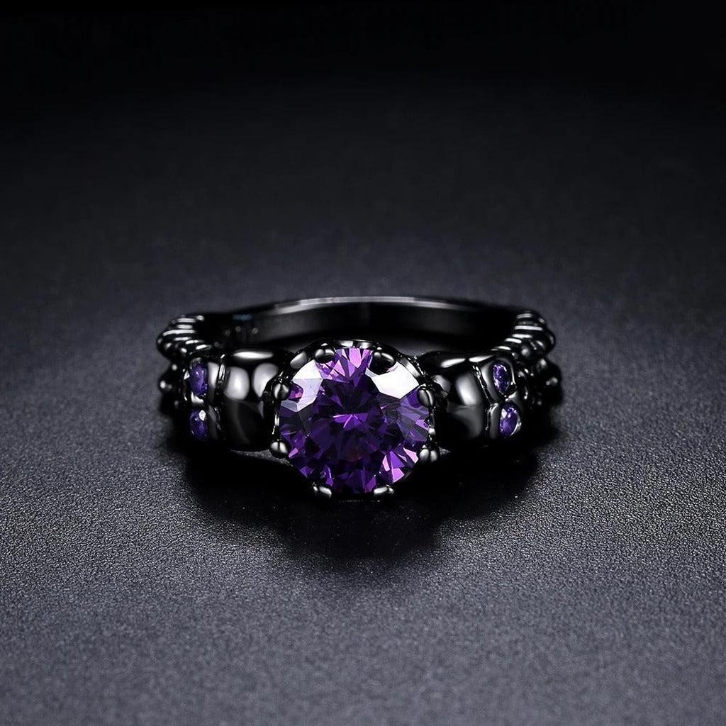 Retro schwarzer runder Ring mit kostbarem lila Stein und komplexem Design