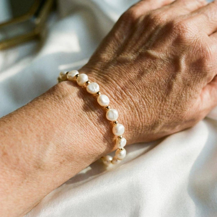 Retro weisses Armband mit Perlen und goldenen Akzenten
