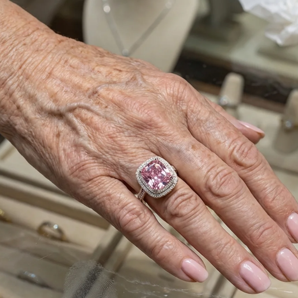 Ring im Kissenschliff mit rosa Saphir | Weissgold