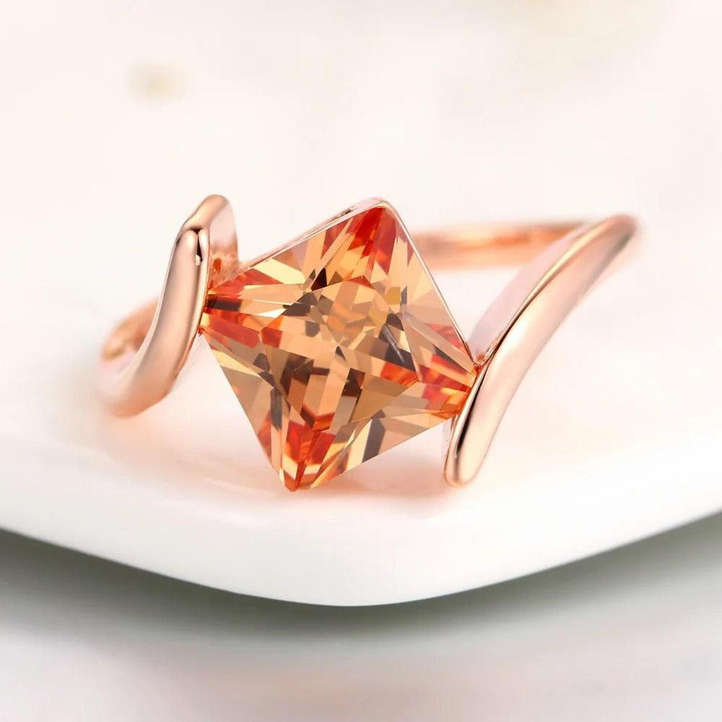 Ring mit Edelstein in Orange, in Pyramidenform, aus Roségold