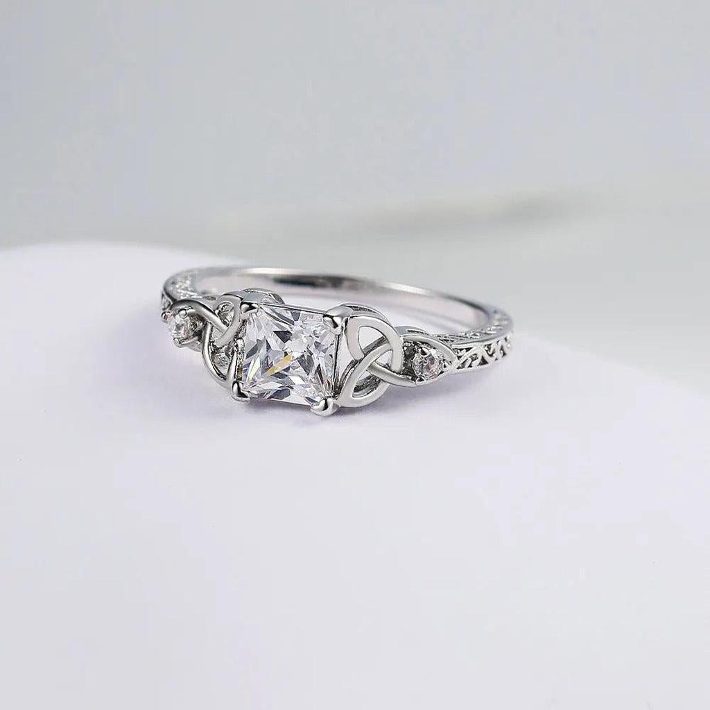 Ring mit Knotendesign und Edelstein in der Mitte
