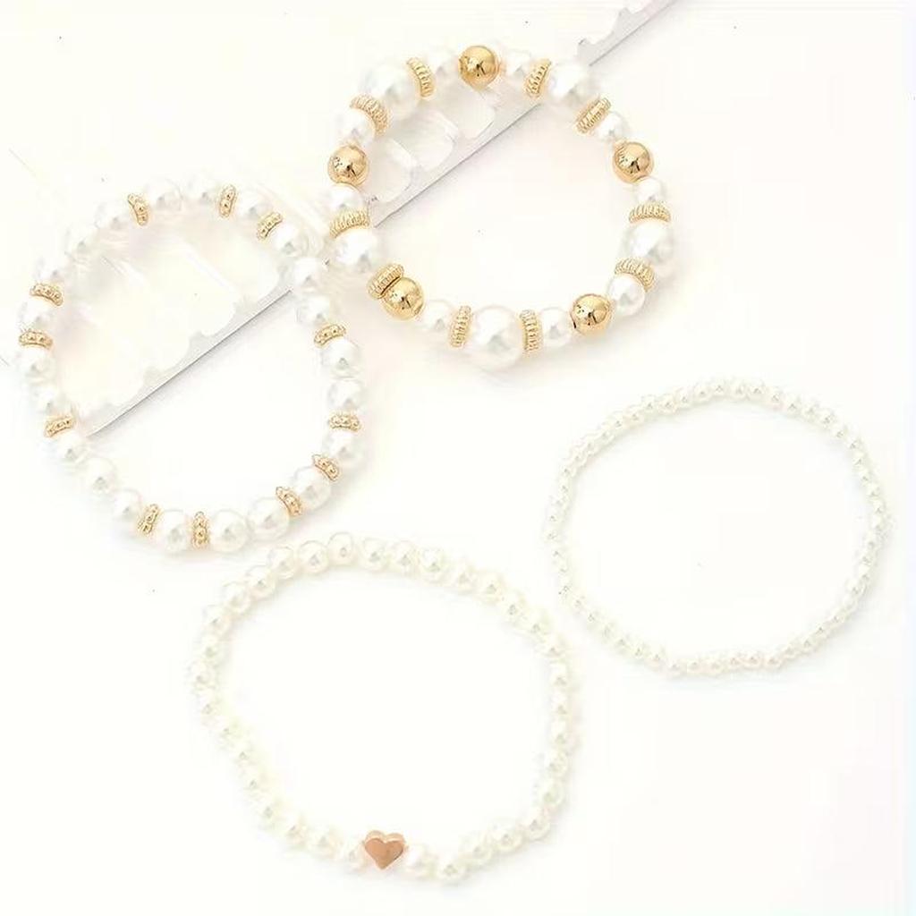 Set Armbänder aus weissen Perlen