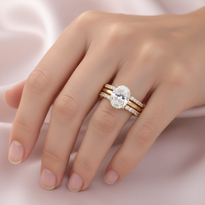 Set aus glänzenden Retro-Ringen mit Brillanten